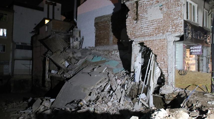 İnşaat alanındaki bina &ccedil;&ouml;kt&uuml;, şans eseri faciadan d&ouml;n&uuml;ld&uuml;