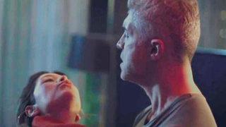 Özcan Deniz’in eski eşi Feyza Aktan’la rol aldığı Senkron dizisinde dikkat çeken şiddet sahneleri!