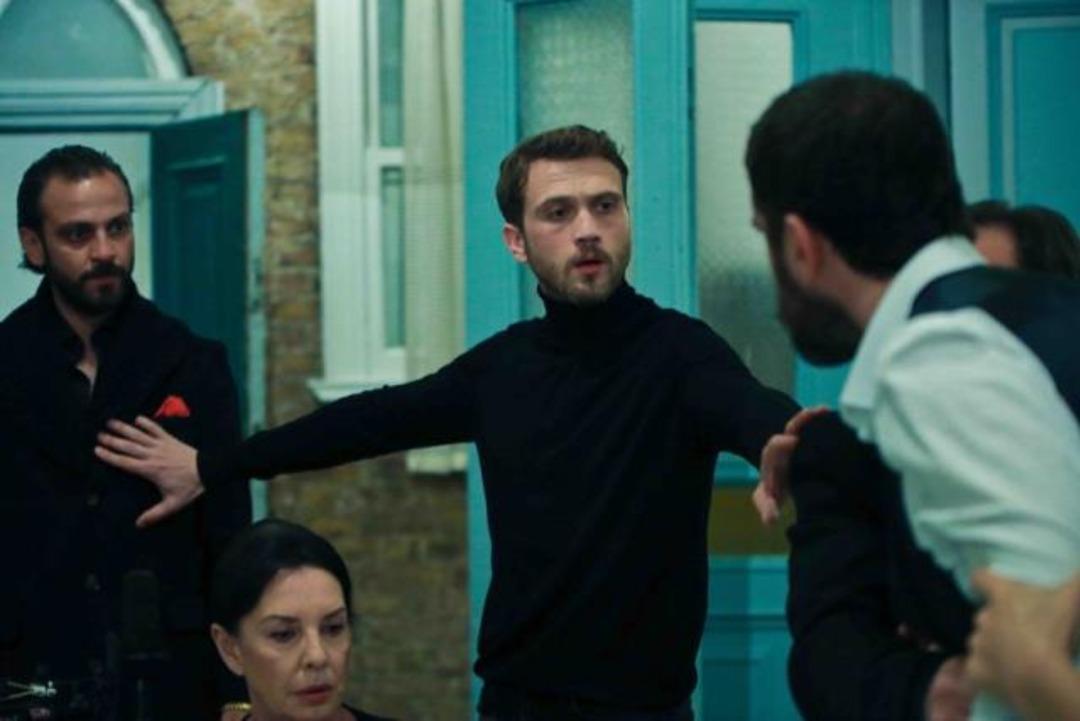 Final yapmaya hazırlanan &Ccedil;ukur'da yaprak d&ouml;k&uuml;m&uuml; devam ediyor! İki oyuncu birden ayrıldı