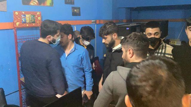 İnternet kafeye polis baskını! Savunmaları 'pes' dedirtti