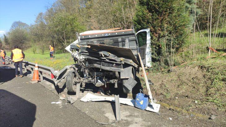 Anadolu Otoyolu'nda Karayolları kamyoneti bariyere çarptı: 1 ölü, 1 yaralı G1