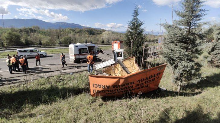 Anadolu Otoyolu'nda Karayolları kamyoneti bariyere çarptı: 1 ölü, 1 yaralı G3