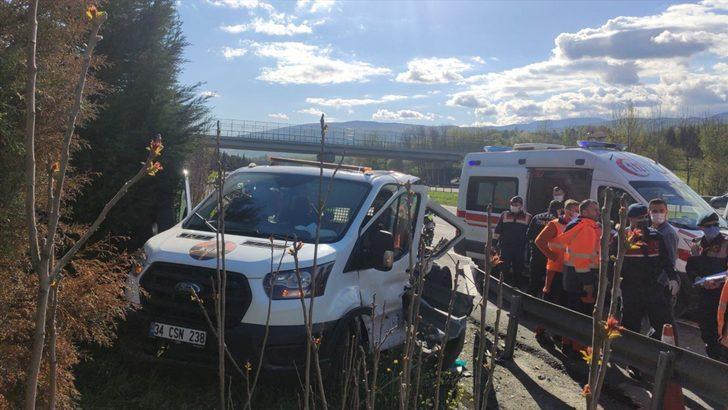 Anadolu Otoyolu'nda Karayolları kamyoneti bariyere çarptı: 1 ölü, 1 yaralı G4