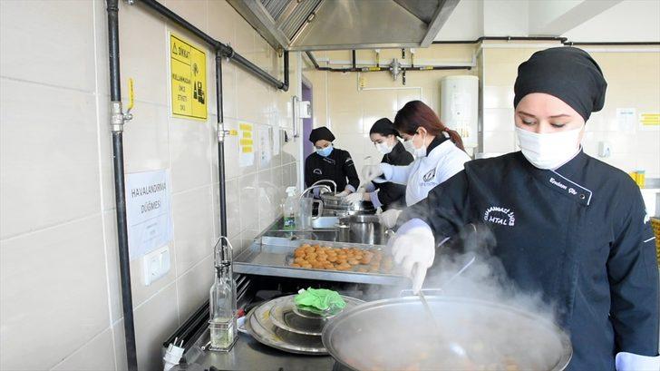 Meslek lisesinde pişirilen yemekler ihtiyaç sahiplerinin iftar sofralarını lezzetlendiriyor G1