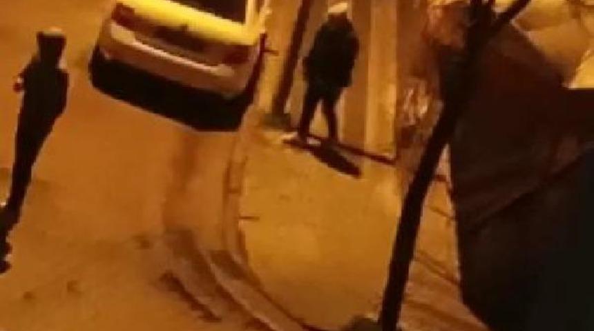 Sokak ortasında kadına şiddeti film izler gibi izlediler