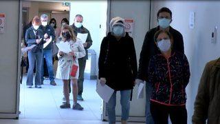 Aşıda sıra 55 yaş ve üstü vatandaşlarda! Uzun kuyruklar oluştu