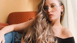 Serenay Sarıkaya süper minisi ve çizmesiyle poz verdi