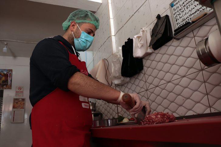 Hatay'ın tescilli lezzeti "kağıt kebabı" iftar sofralarını lezzetlendiriyor G4