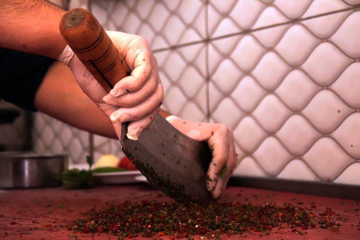 Hatay'ın tescilli lezzeti "kağıt kebabı" iftar sofralarını lezzetlendiriyor G5