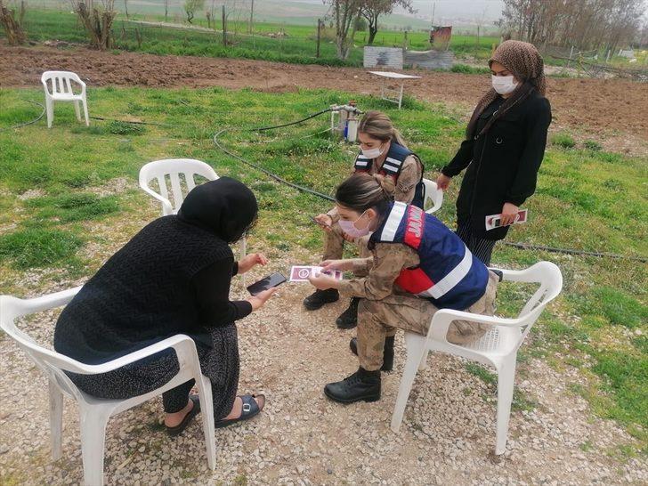 Elazığ'da köyleri gezen jandarma ekipleri KADES'i kadınlara anlatıyor G2