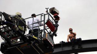 İntihar için üst geçide çıktı, vinç ile yanına giden psikolog ikna etti