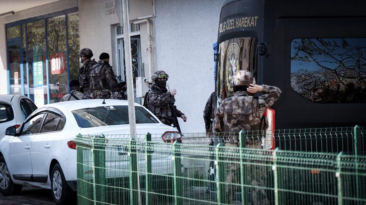 GÜNCELLEME - Bursa'da ayrı yaşadığı eşini parkta öldürüp evine kaçan şüpheli yaklaşık 2 saat silahıyla polise direndi G2