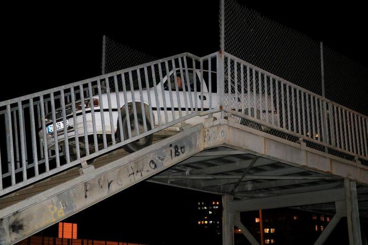 Adana'da yaya köprüsünden geçirilmeye çalışılan otomobil korkuluklara sıkıştı G2