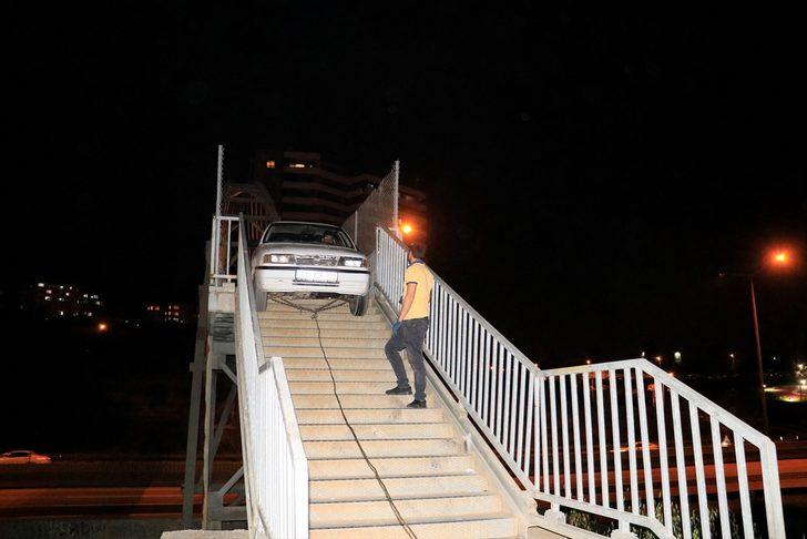 Adana'da yaya köprüsünden geçirilmeye çalışılan otomobil korkuluklara sıkıştı G3