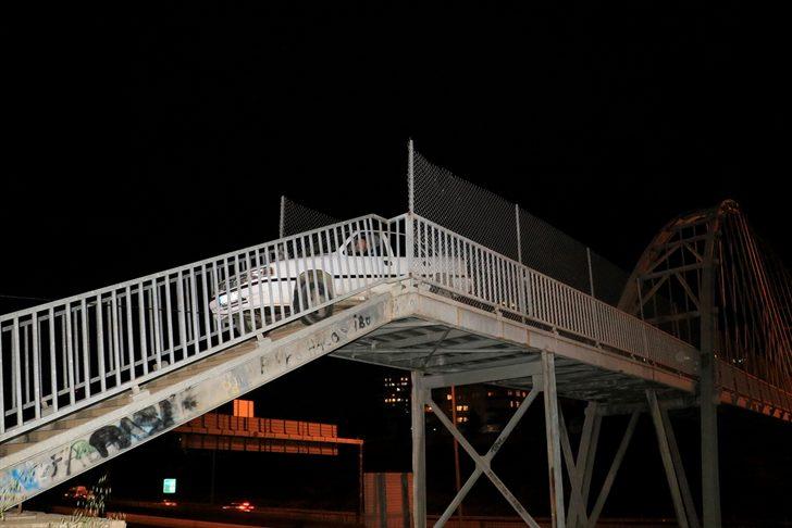 Adana'da yaya köprüsünden geçirilmeye çalışılan otomobil korkuluklara sıkıştı G4