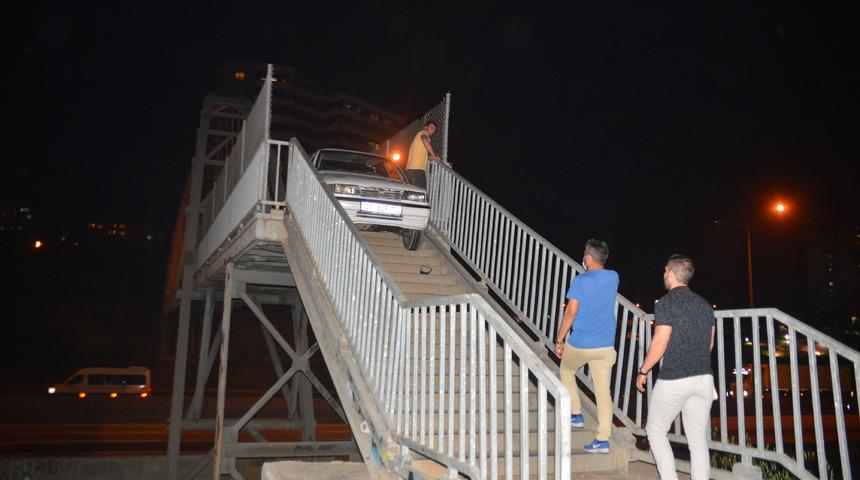 Adana'da pes dedirten g&ouml;r&uuml;nt&uuml;! Yaya &uuml;st ge&ccedil;idine otomobili bırakıp, ka&ccedil;tı