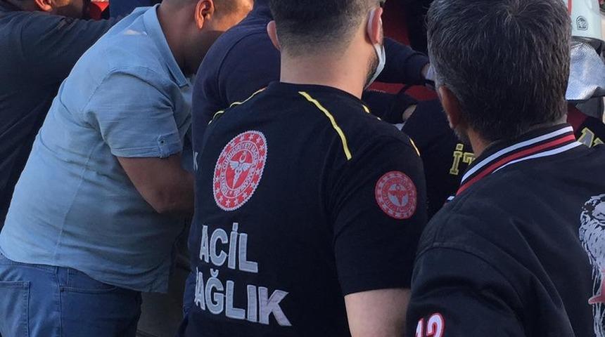 İşçi servisi ile kamyonet çarpıştı! Araçta sıkışıp kaldı