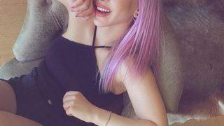 Ece Seçkin kısa taytıyla poz verdi