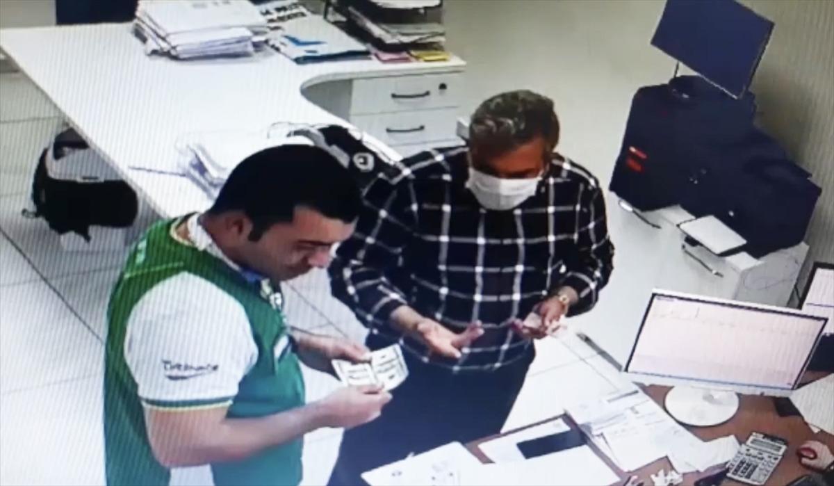 Adana'da sahte d&ouml;vizle iki kişiyi dolandıran zanlı tutuklandı