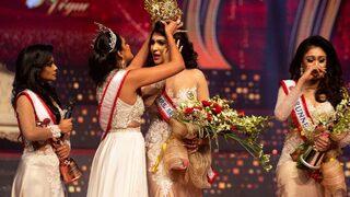 Güzellik yarışmasında kavga çıkaran kraliçe unvanından oldu!