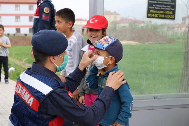 Elazığ'da jandarma Kovid-19 denetimlerinde çocuklarla ilgilendi G1