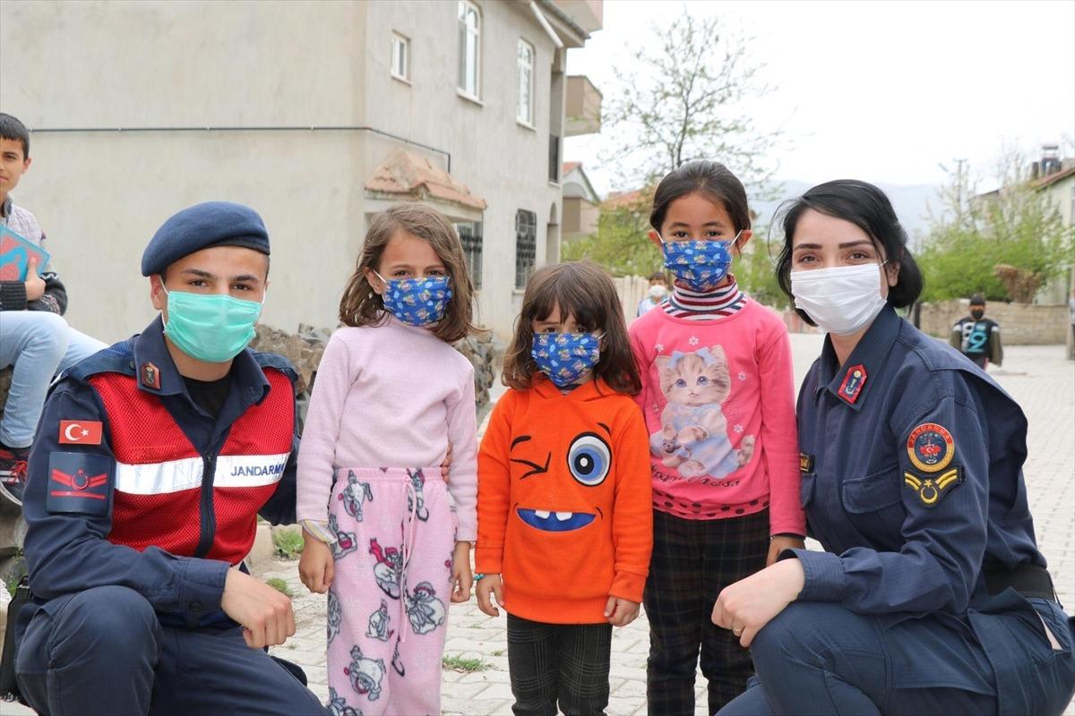 Elazığ'da jandarma Kovid-19 denetimlerinde &ccedil;ocuklarla ilgilendi