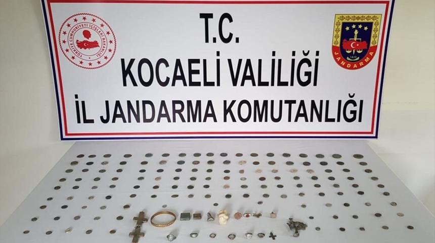 Kocaeli'de yol kontrolünde durdurulan araçta tarihi eser ele geçirildi