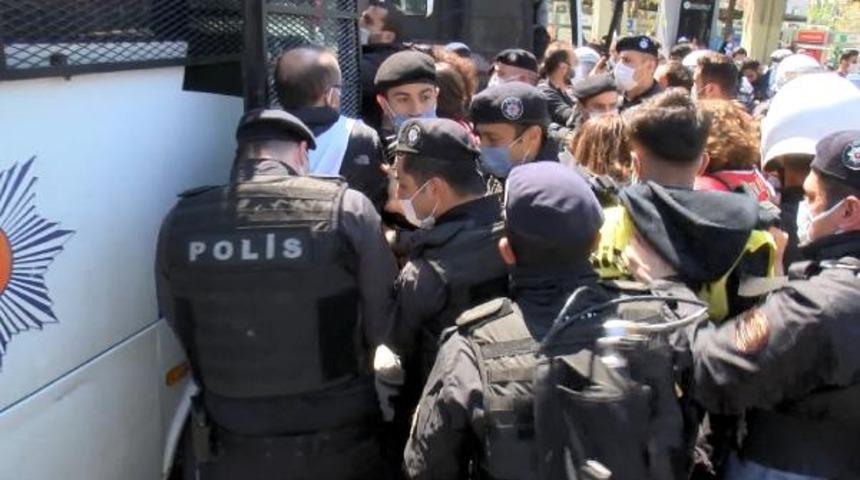 Bakırk&ouml;y'de 1 Mayıs a&ccedil;ıklaması i&ccedil;in toplanan gruba polis m&uuml;dahalesi 