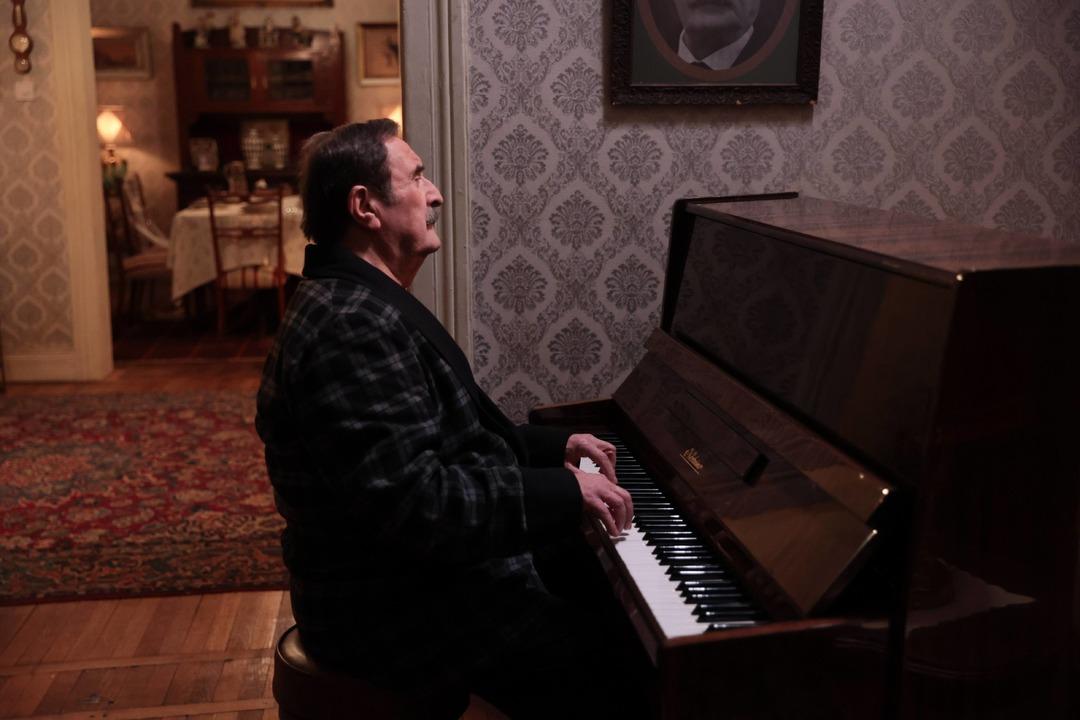 Masumlar Apartmanı'nda y&uuml;rekleri ağza getiren sahne! Anıl, G&uuml;lben'i terasta k&ouml;şeye sıkıştırdı