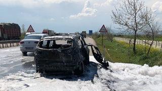 Bursa’da seyir halindeyken alev alan otomobil yandı