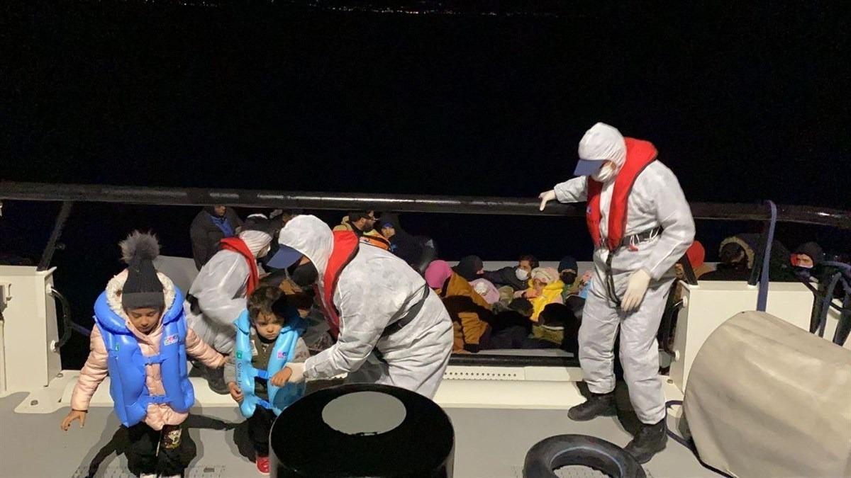 İzmir a&ccedil;ıklarında T&uuml;rk kara sularına itilen 30 d&uuml;zensiz g&ouml;&ccedil;men kurtarıldı