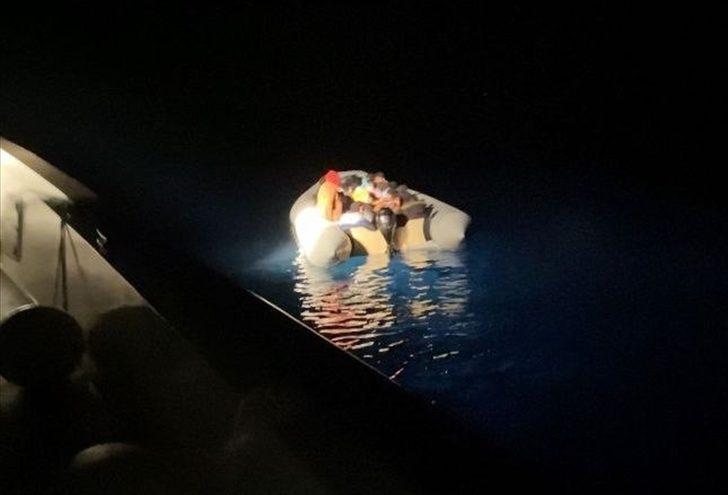 İzmir açıklarında Türk kara sularına itilen 30 düzensiz göçmen kurtarıldı G4