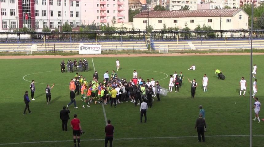 Seyircisiz maçta olay çıktı: Futbolcular birbirine girdi