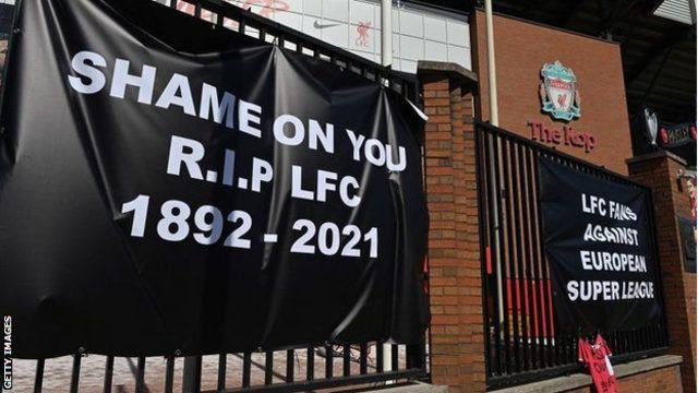 Liverpool'un Anfield Stadyumu'na protesto pankartları asıldı