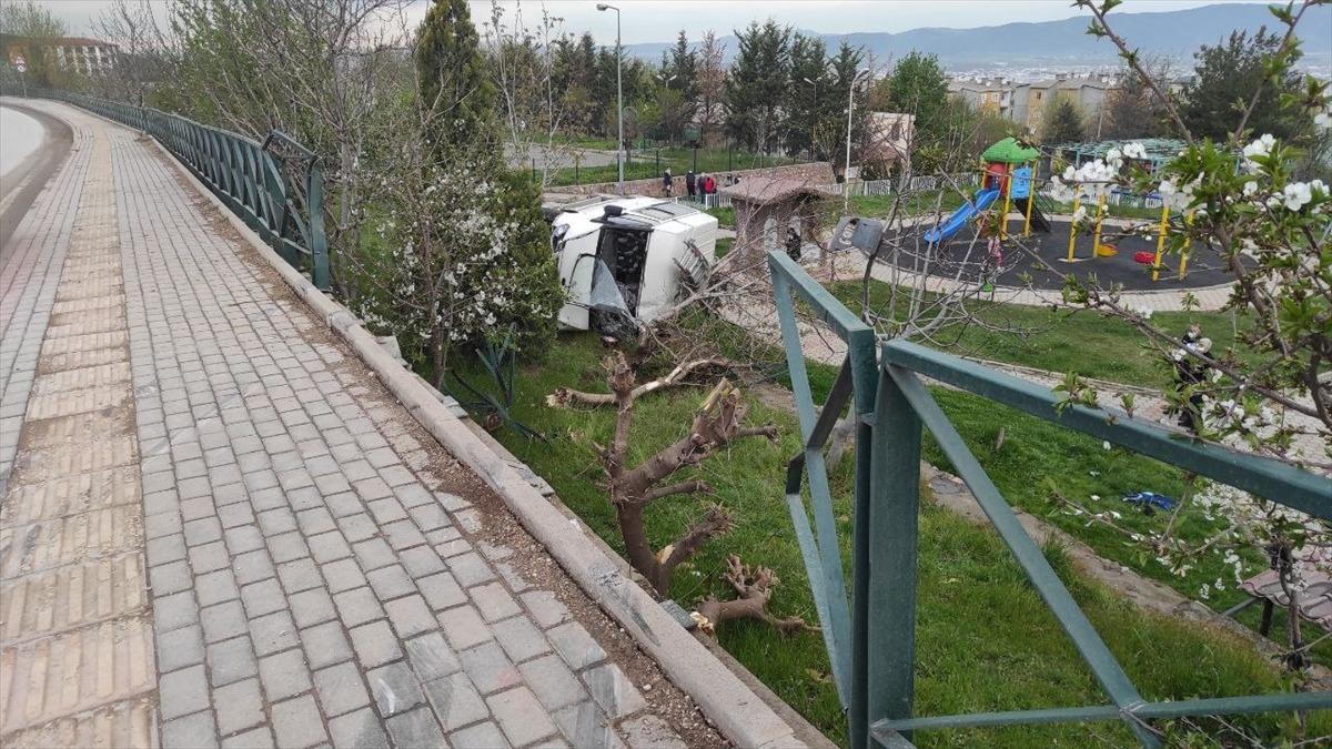Bursa'da minib&uuml;s ref&uuml;je &ccedil;arptıktan sonra parka devrildi: 4 yaralı