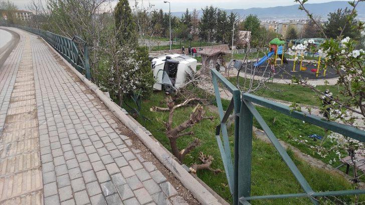 Bursa'da minibüs refüje çarptıktan sonra parka devrildi: 4 yaralı G1