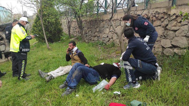 Bursa'da minibüs refüje çarptıktan sonra parka devrildi: 4 yaralı G3