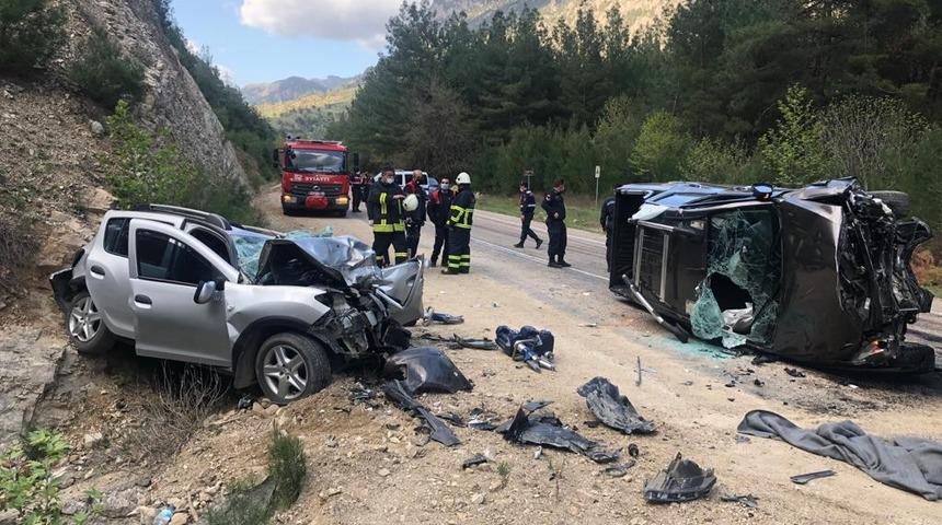 Adana'da feci kaza: Aynı aileden 3 kişi hayatını kaybetti