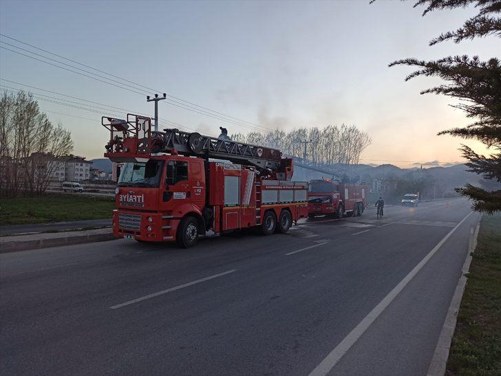 Kahramanmaraş'ta seyir halindeki tırın dorsesi yandı G1