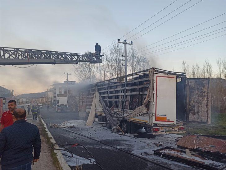 Kahramanmaraş'ta seyir halindeki tırın dorsesi yandı G3