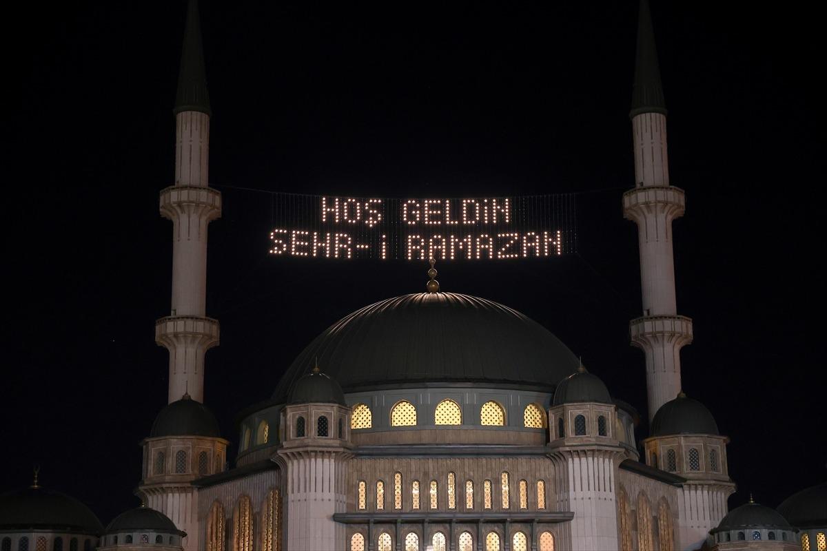 Taksim Meydanı'na yapılan camiye ilk kez ramazan mahyası asıldı