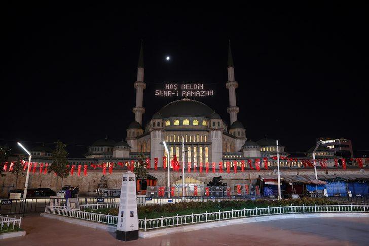 Taksim Meydanı'na yapılan camiye ilk kez ramazan mahyası asıldı G2