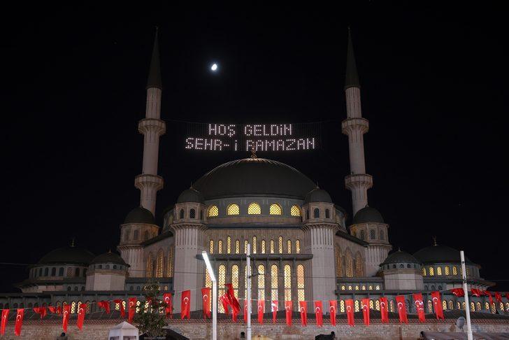 Taksim Meydanı'na yapılan camiye ilk kez ramazan mahyası asıldı G3