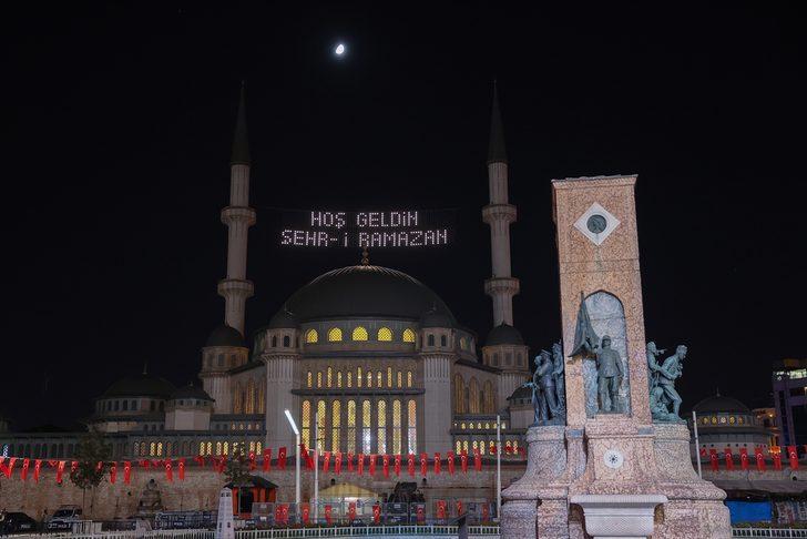Taksim Meydanı'na yapılan camiye ilk kez ramazan mahyası asıldı G4