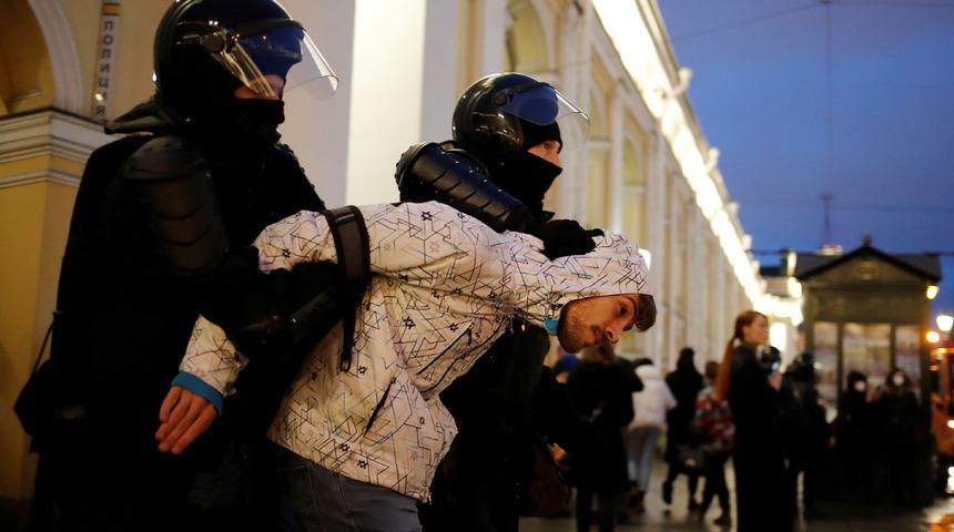 Muhalifler sokaklara döküldü, yüzlerce gözaltı var!