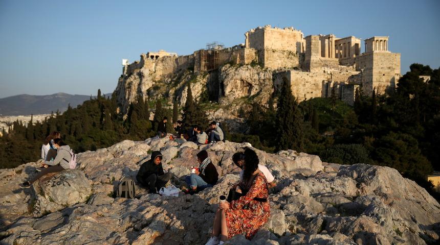 Yunanistan normalleşmeye hazırlanıyor
