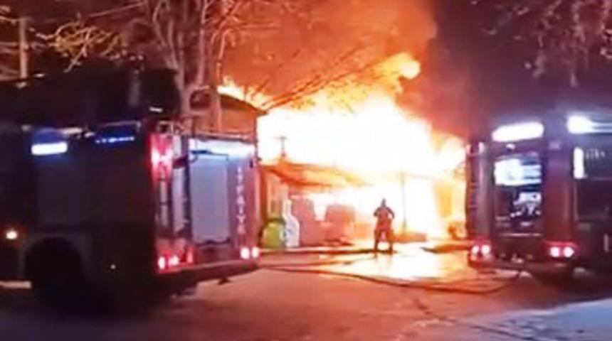 Gece yarısı korkutan yangın! Restoran kullanılamaz hale geldi