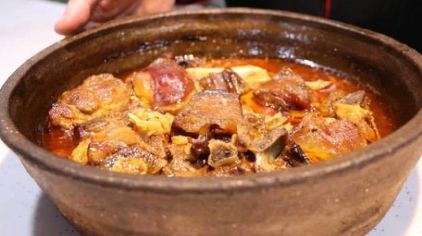 Erkeç etinin lokum kıvamına dönüştüğü bir lezzet: Tavşanlı güveci