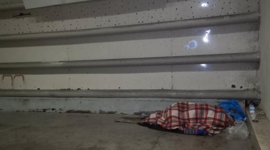 Semt pazarında karton üzerinde sabahlıyor! "Allah sevdiği kuluna çektirirmiş, yaşadığım için mutluyum"