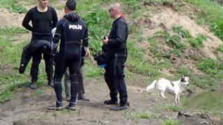Nehirde aranan yaşlı adamın beslediği köpek, bir an olsun bölgeden ayrılmadı
